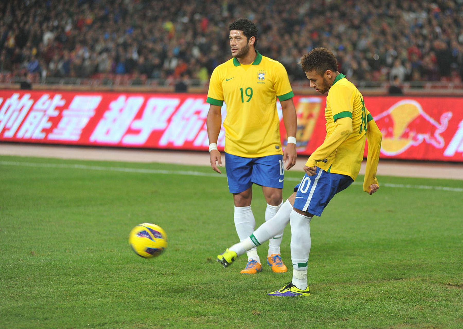 曼联再度上演帽子戏法，内马尔后防线成筛子！的简单介绍